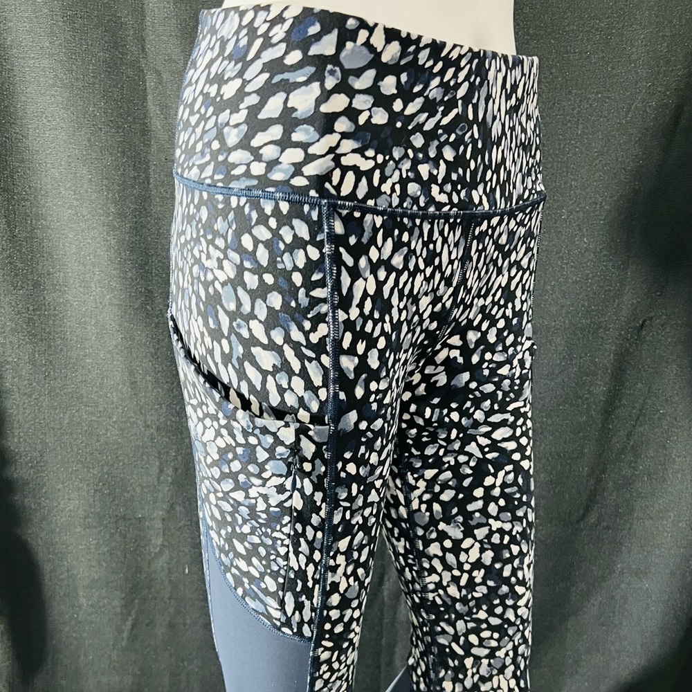 Athleta Black and White Printed Capris with Side Pocket